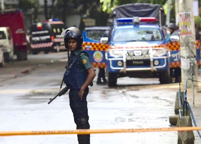 Attentats de l'État islamique au Bangladesh: au moins 20 morts