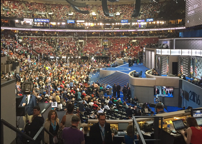 Les délégués de Sanders quitte la salle de la convention à l'annonce de la désignation d'Hilary Clinton (photo Twitter)