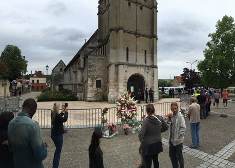 Pendant ce temps, les Français continuent de se recueillir devant l'église de St-Etienne-du-Rouvray où a eu lieu le drame