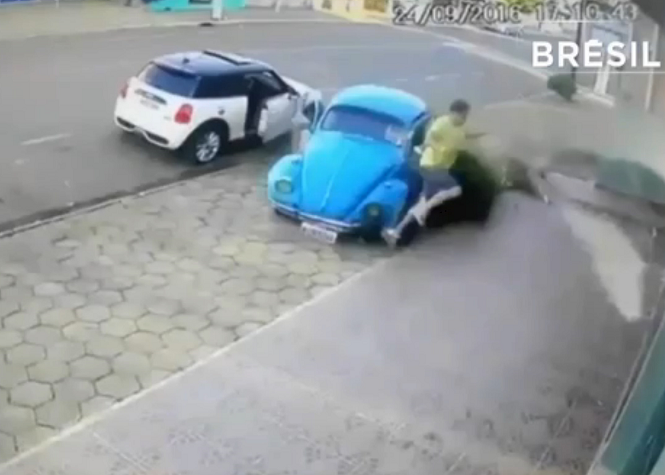 Le ninja brésilien frôle la mort en sortant de voiture !