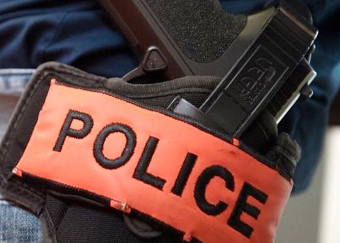 Yvelines: Quatre faux policiers braquent un couple d'automobilistes en pleine rue