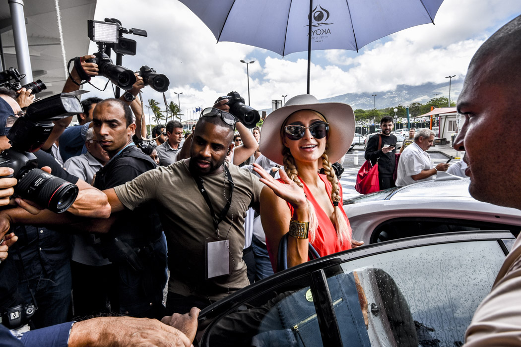 Les images de l'arrivée de Paris Hilton