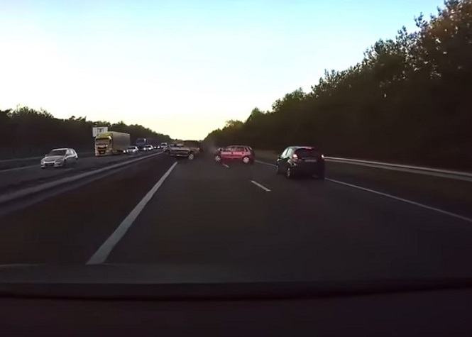[Vidéo] Une Tesla prédit et évite un accident