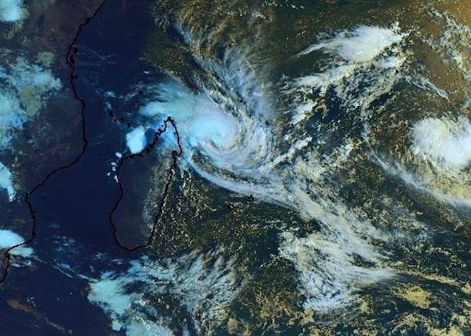 Le cyclone Enawo à 755 km au Nord de La Réunion 