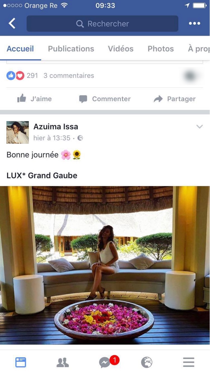"Azuima prend la pose dans un grand hôtel"...