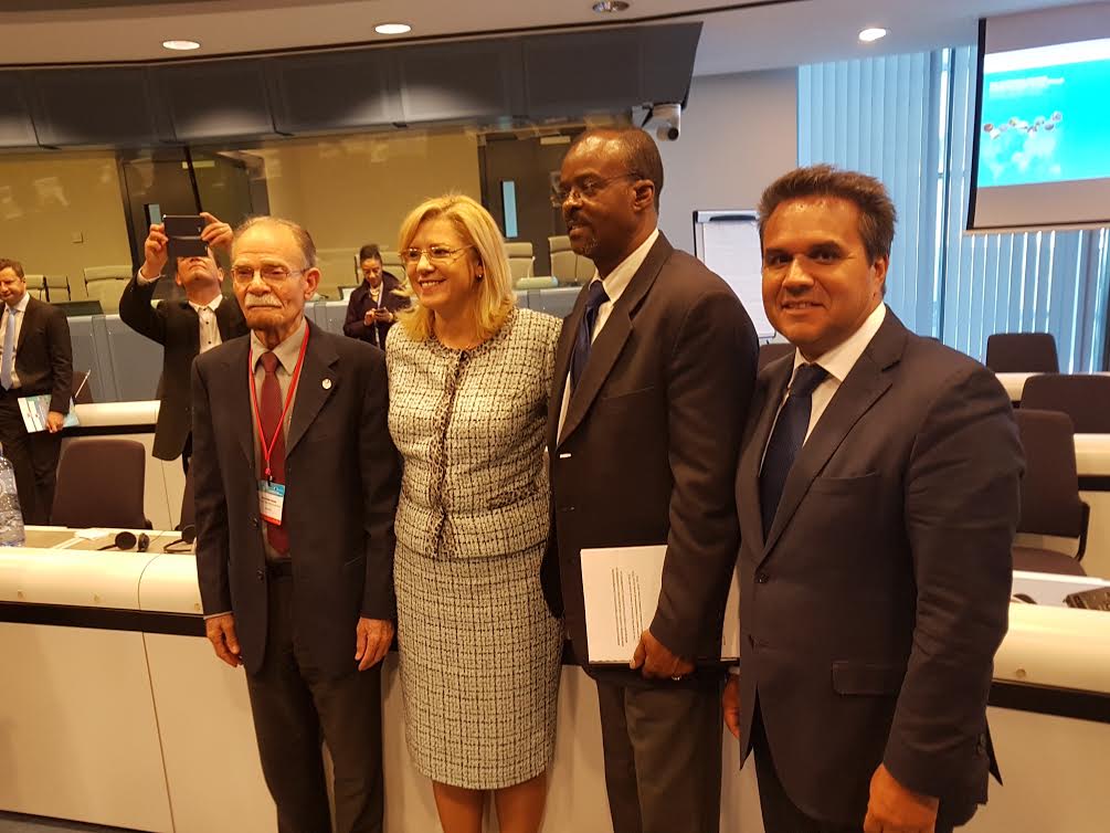 Didier Robert en compagnie de Corina Cretu, la Commissaire européenne pour la politique régionale, et des présidents de Région des Antilles