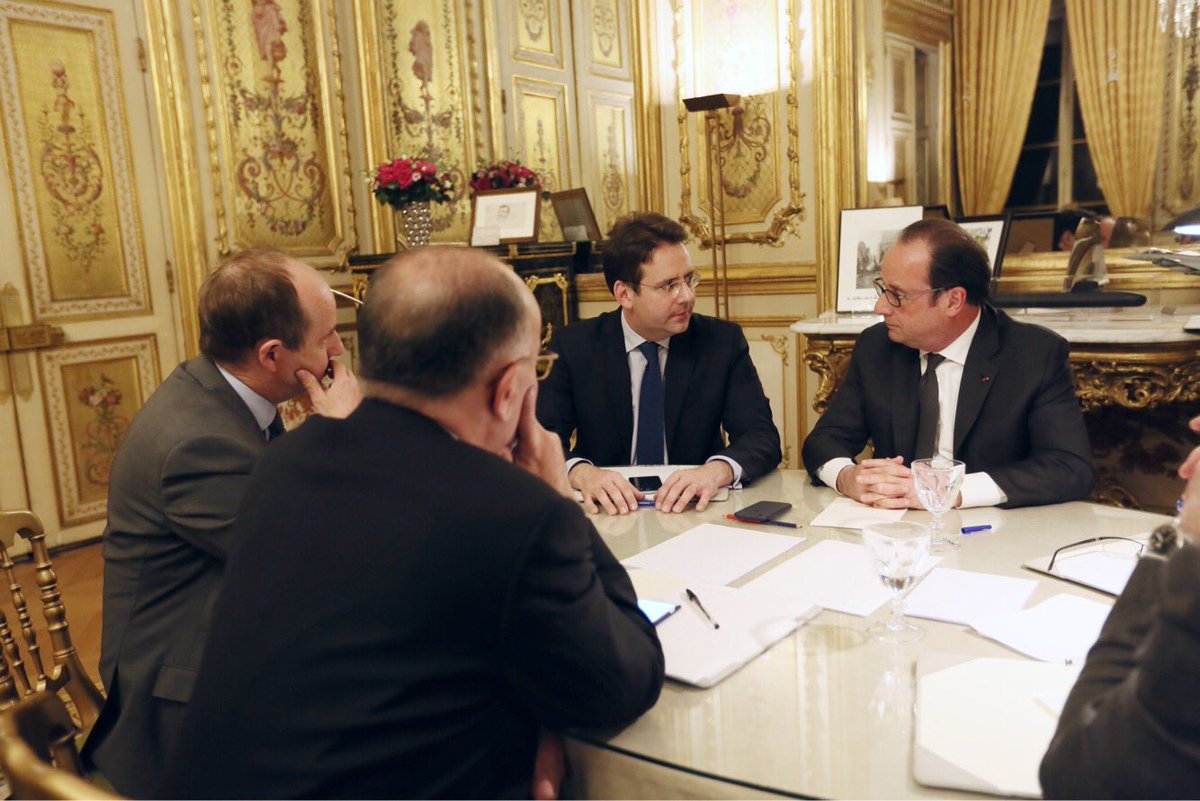 Vers 22H (Paris), soit un peu plus d’une heure après l’attaque terroriste, le président François Hollande réunit le premier ministre, le ministre de l’Intérieur et le Garde des Sceaux