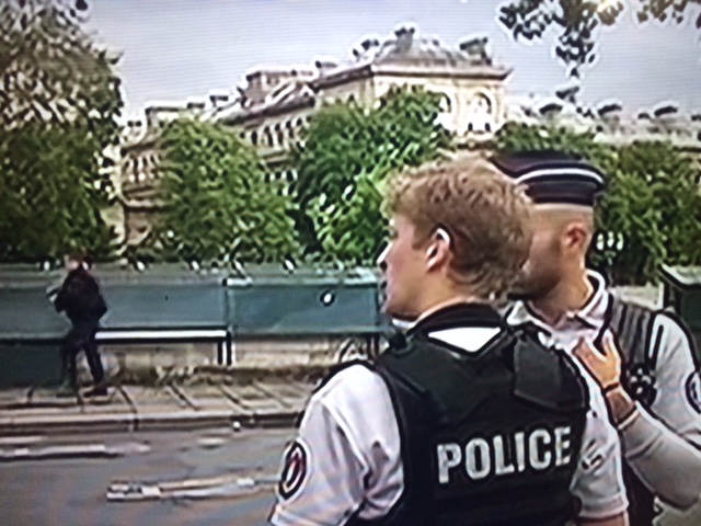 Notre-Dame de Paris : Un homme attaque un policier au marteau