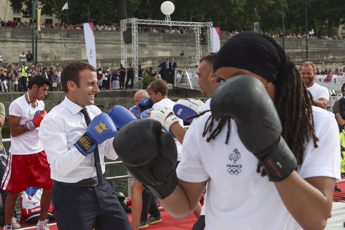 Le président de la République a disputé un combat de boxe très suivi sur le Pont Alexandre-III samedi à Paris