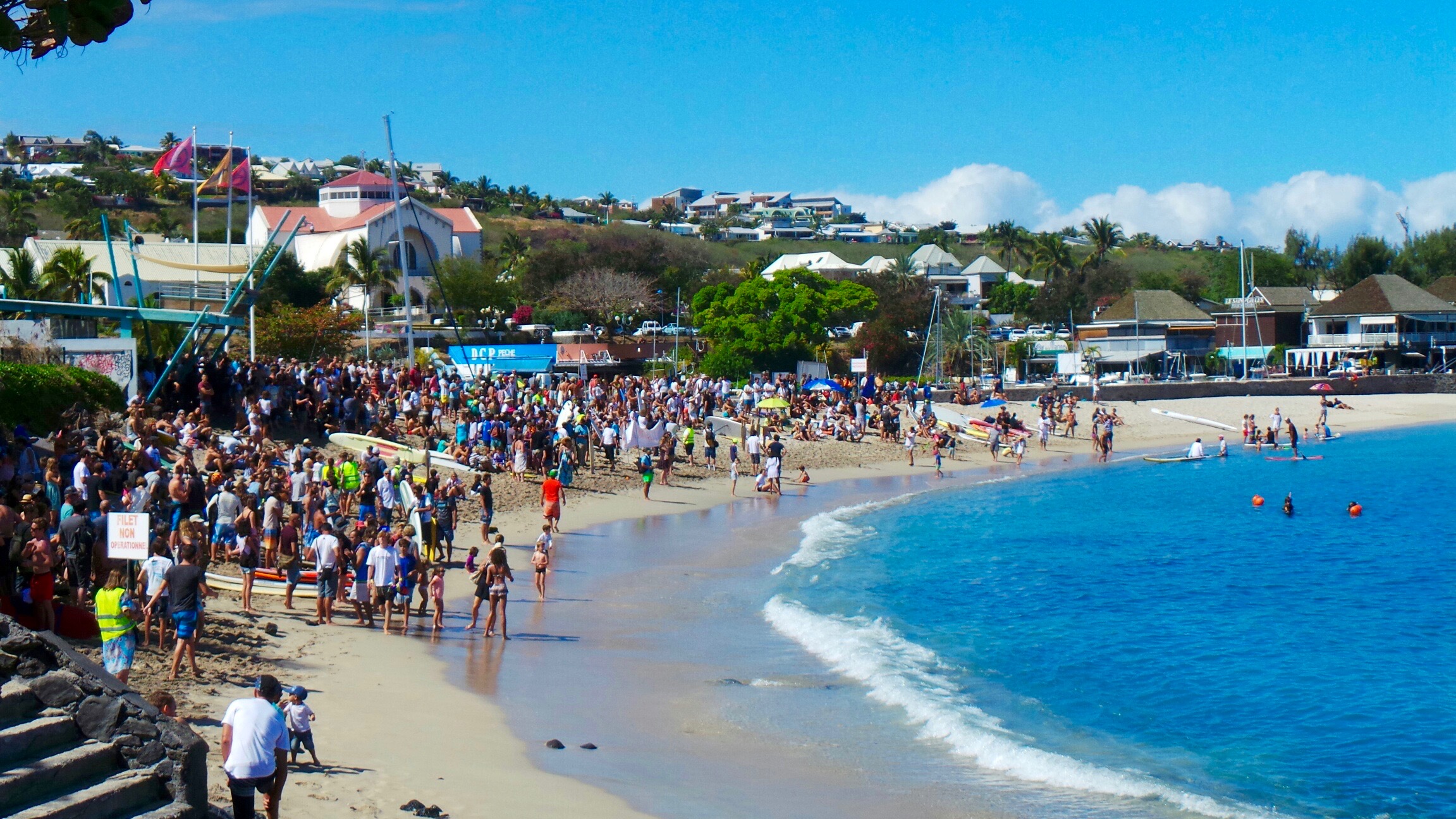 "Nou't tout dan la mer": Des centaines de personnes rassemblées, malgré l'interdiction