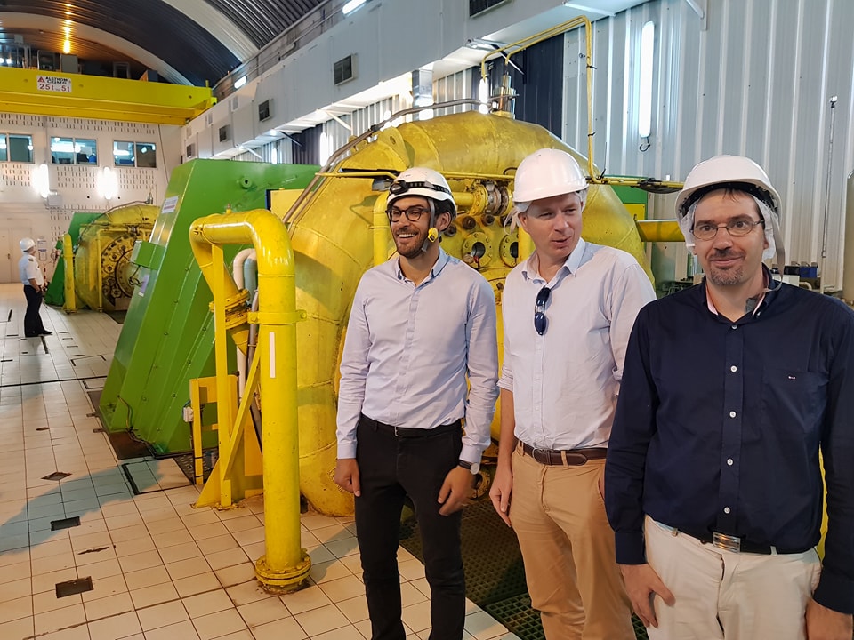 De gauche à droite, Franc Cellier le responsable de la production, Olivier Duhagon le directeur régional, et Vincent Lévy chef du service Système électrique, devant les turbines de l'usine de Takamaka