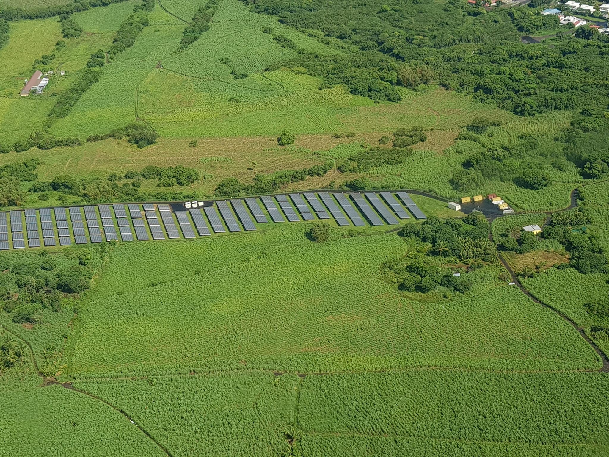 L'énergie solaire occupe une part de plus en plus importante de la production d'énergie à la Réunion. Ici, la centrale de Sainte-Rose
