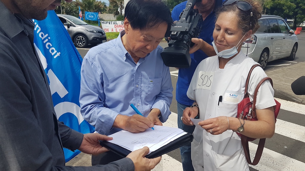 André Thien Ah Koon apporte son soutien au personnel des urgences du CHU de Saint-Pierre