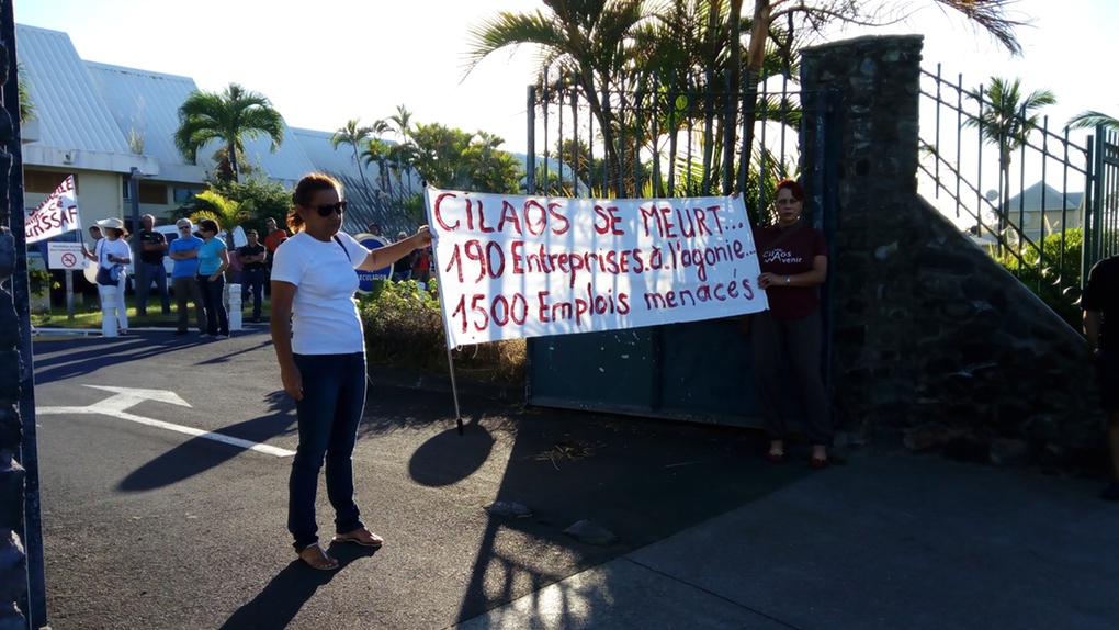 St-Pierre : Des commerçants de Cilaos manifestent devant l'antenne de la CCI
