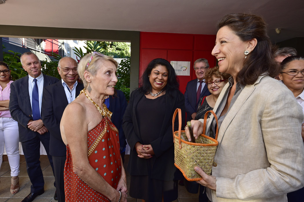 Agnès Buzyn (à droite), lors de sa visite à La Réunion en octobre 2017