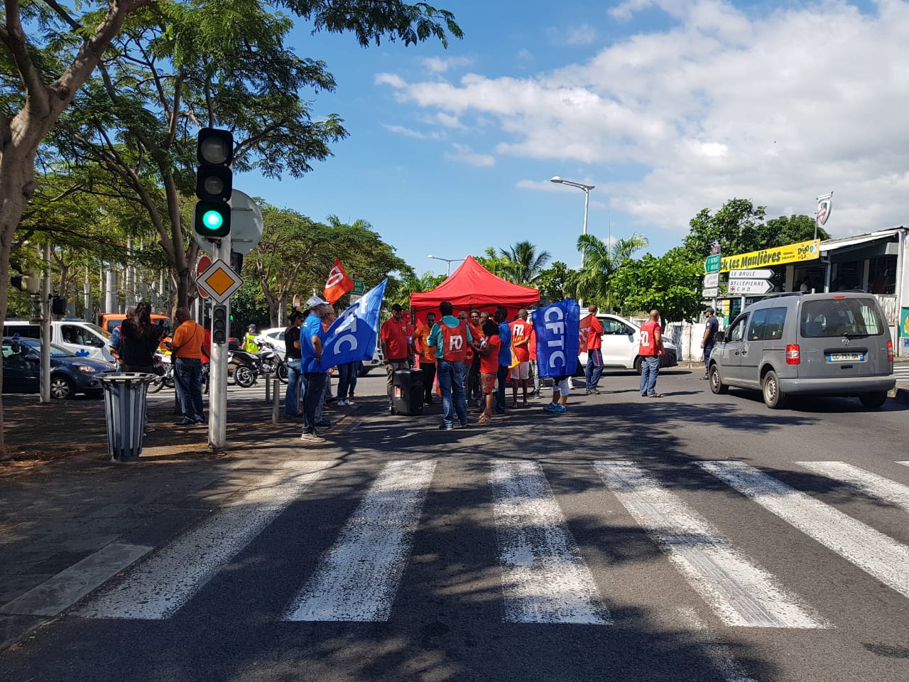 Les grévistes du CHU installent une tente sur les voies du boulevard sud