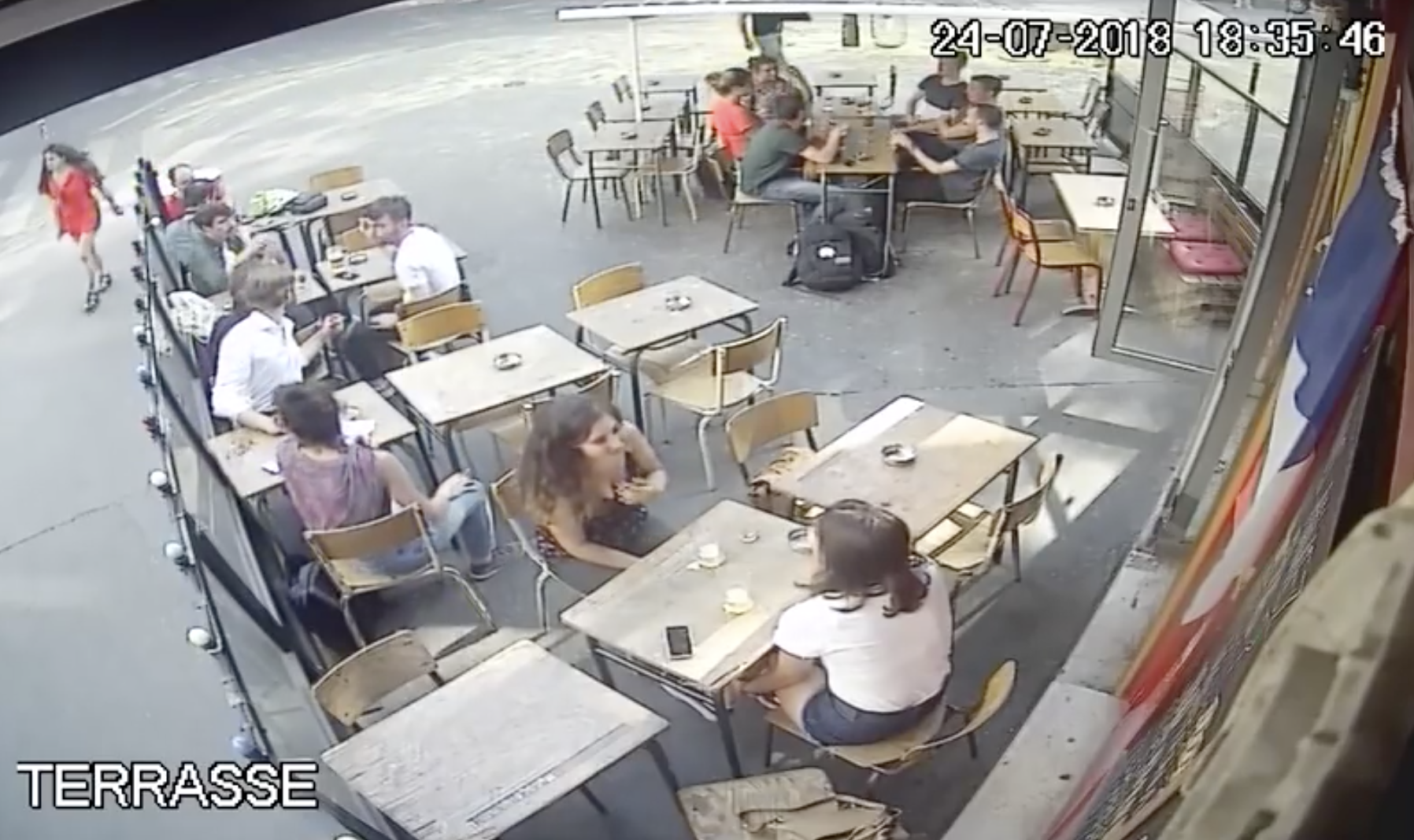 [VIDEO] Une jeune femme violemment agressée en pleine rue à Paris