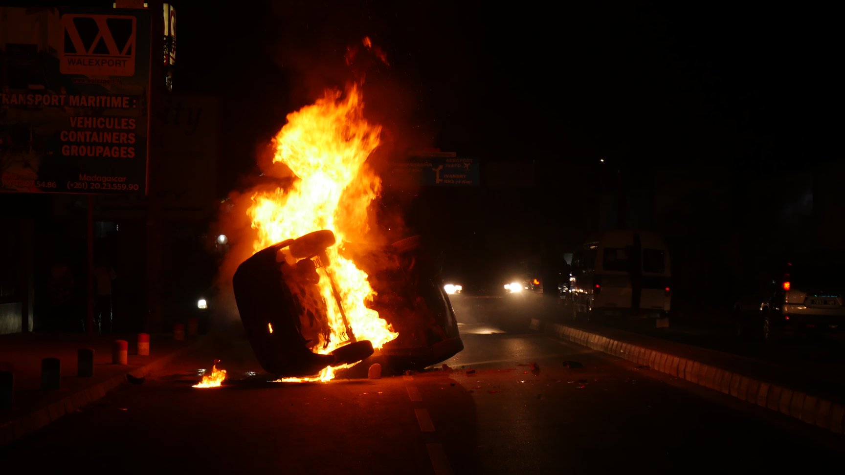 La voiture de police a été incendiée par la foule en colère (Photo Facebook 2424.mg)