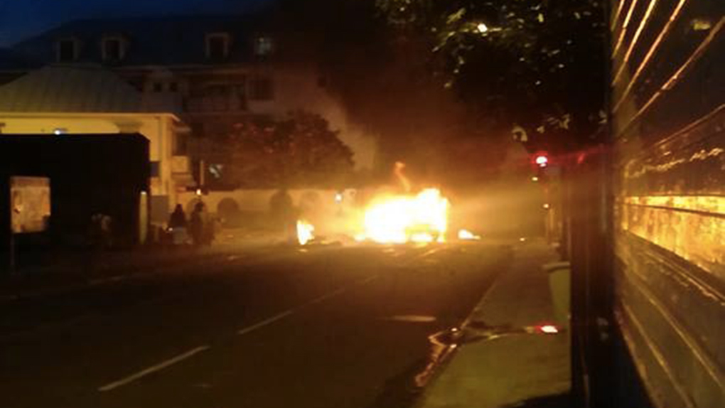 ▶️ Bas de la Rivière: Une voiture en feu, deux rues bloquées