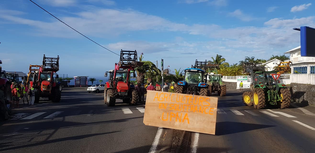 📷 Gilets jaunes : des tracteurs bloquent le rond-point de Petite-île