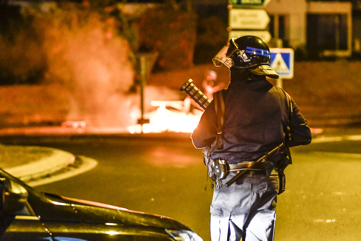Photo d'une nuit d'émeutes urbaines à Sainte-Clotilde en novembre 2018 (Pierre Marchal - Anakaopress)