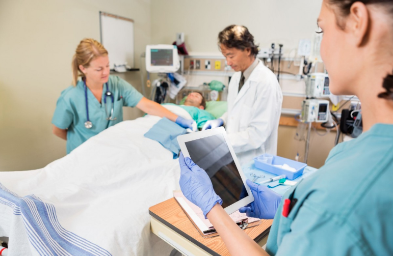 Le bac bientôt facultatif pour certains infirmiers, la FNI dénonce "une profession tirée vers le bas"