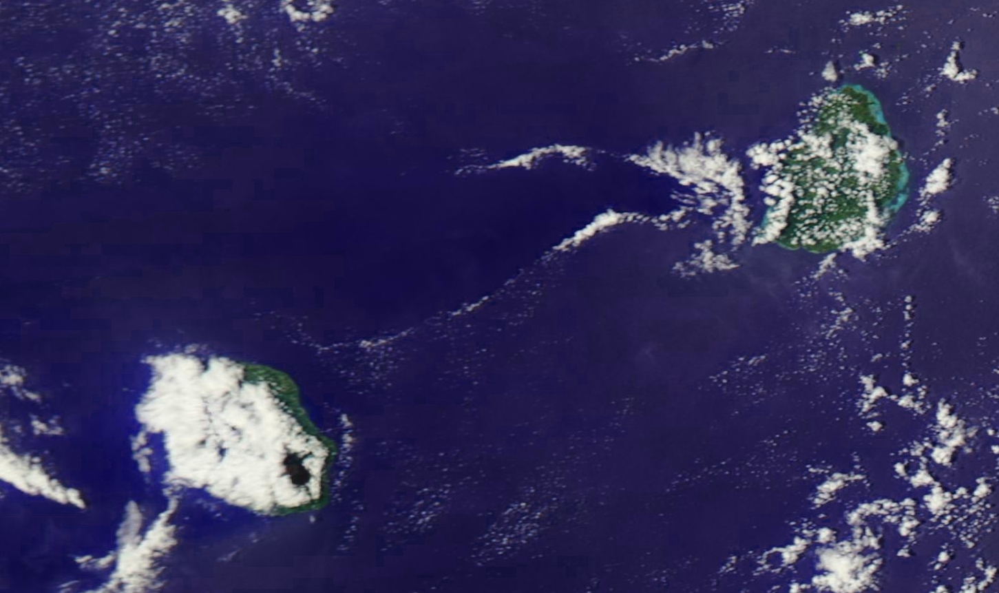 Aqua à 13h30: la couverture nuageuse reste peu active sur la Réunion. Soleil au volcan. Peu de nébuloisté sur Maurice.