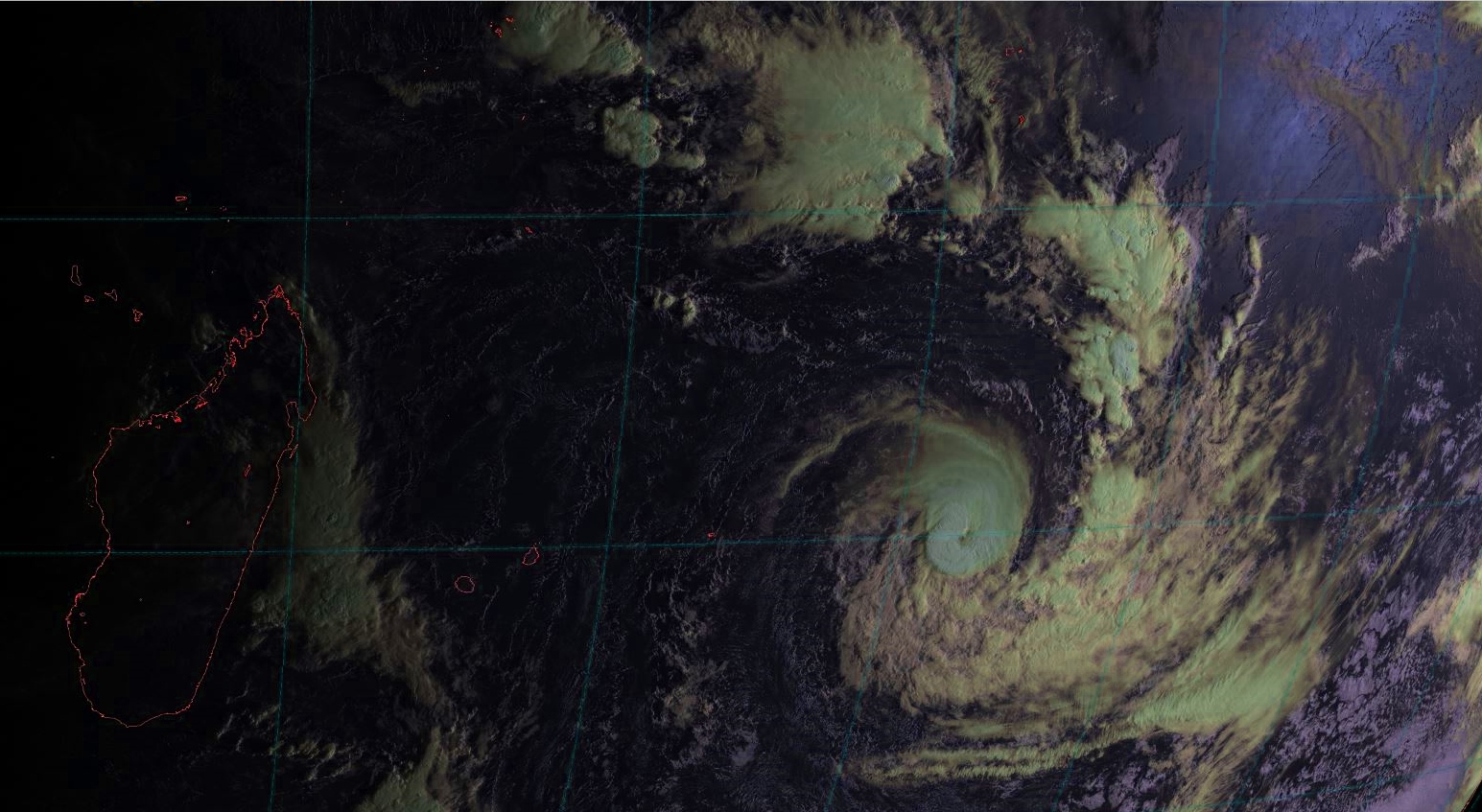 09h: photos et point satellite sur le cyclone intense HALEH(17S), temps sec et chaud sur les Mascareignes