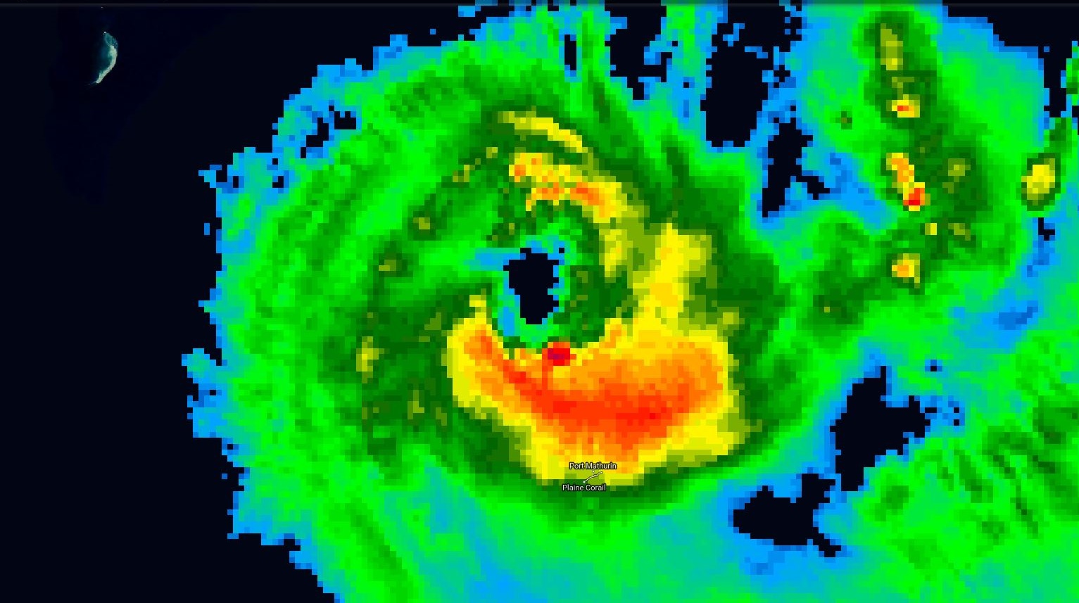 Photo satellite de 17h: le cyclone montre des signes d'intensification.