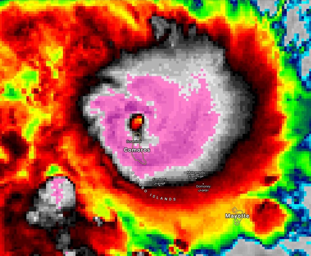 22h30(Comores): le cyclone KENNETH s'intensifie encore, son oeil passe à 20km au nord de Grande Comore