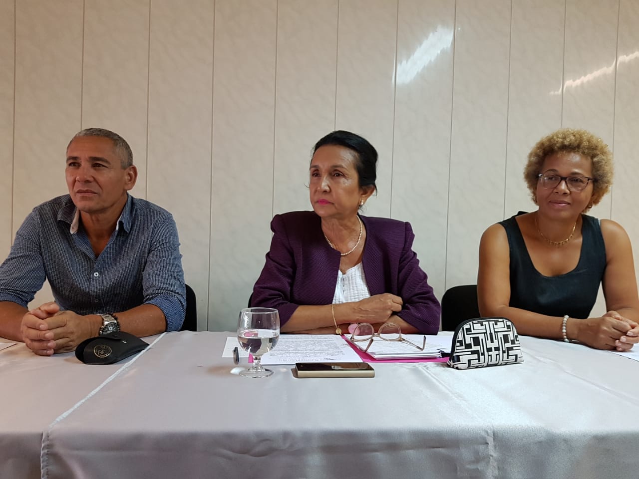Huguette Bello entourée de Joé Bédier et de Lorraine Nativel, conseillers régionaux d'opposition