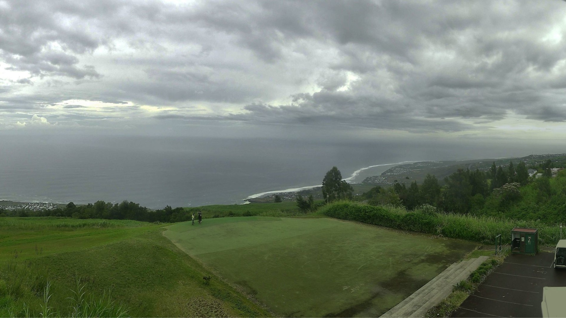 Ciel très nuageux ce matin dans l'ouest. Point de vue de Colimaçons. Crédit image: Météo Réunion