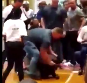L'homme est maîtrisé par un garde du corps, juste après l'agression (capture YouTube)