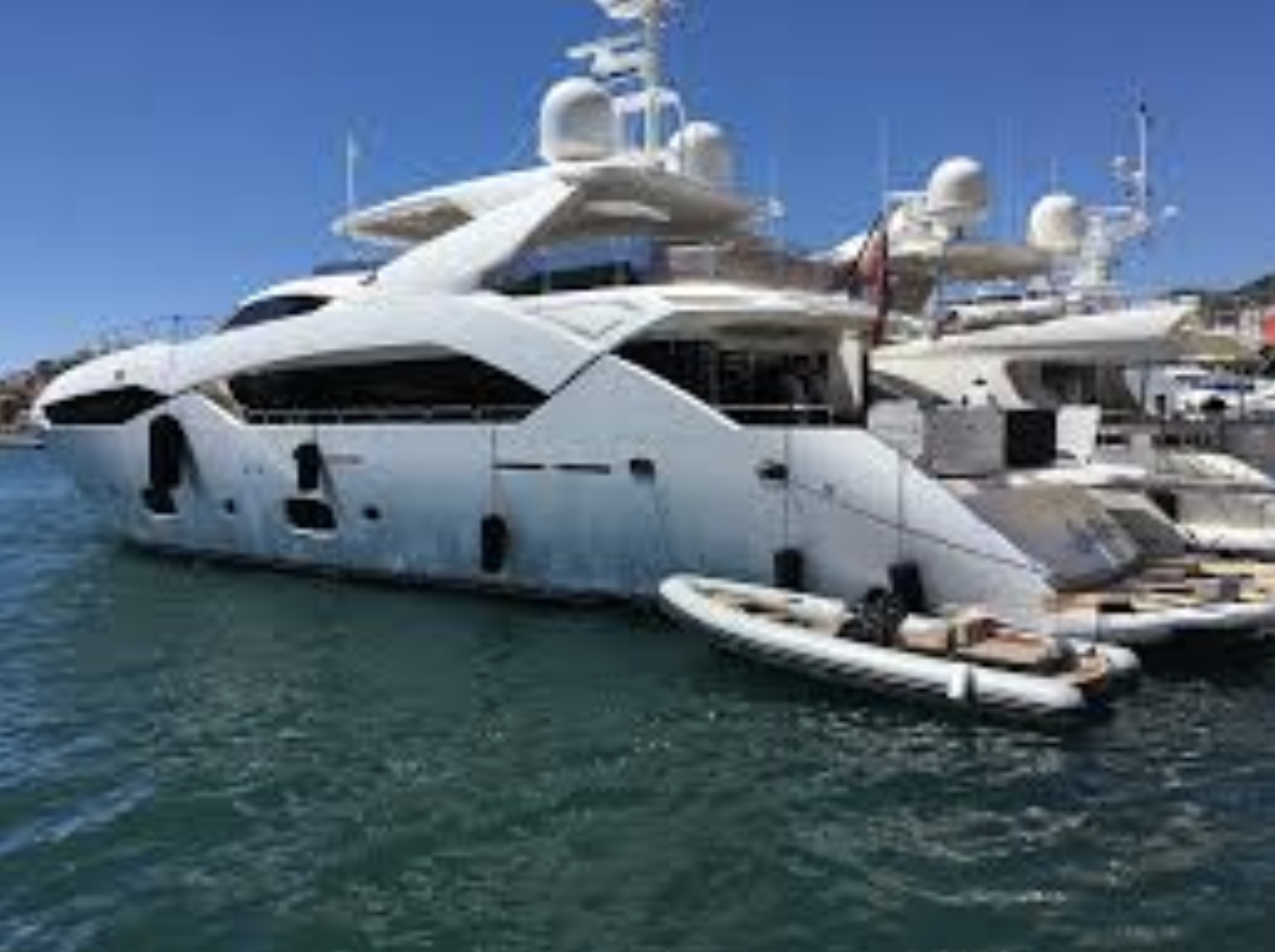 Deux yachts se percutent dans la baie de Cannes, une victime