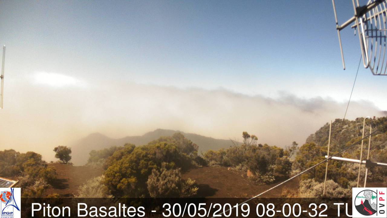 Magnifique ciel au volcan à midi alternant soleil, brouillard et ondées. Météo Réunion.