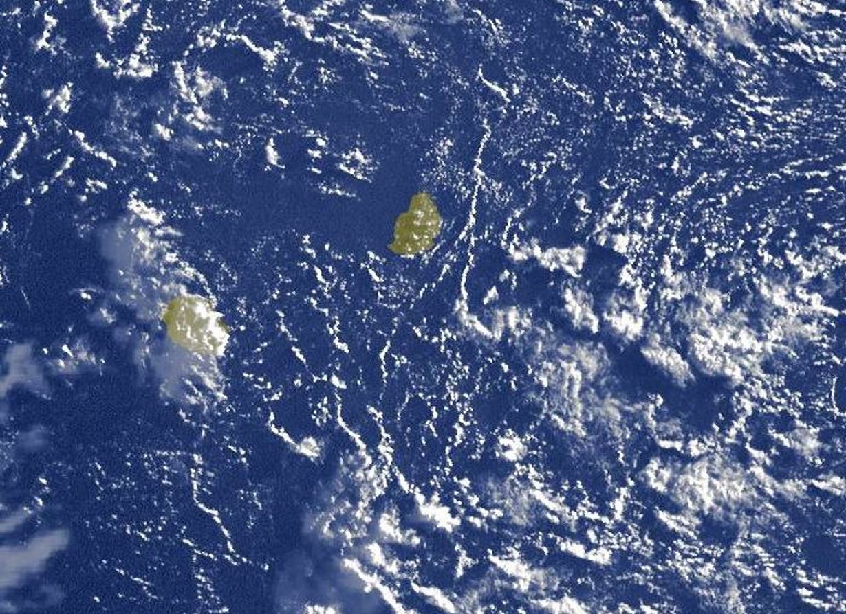 07h15: premières images satellite avec la lumière du jour. Encore de l'humidité potentielle au sud-est des Iles Soeurs.