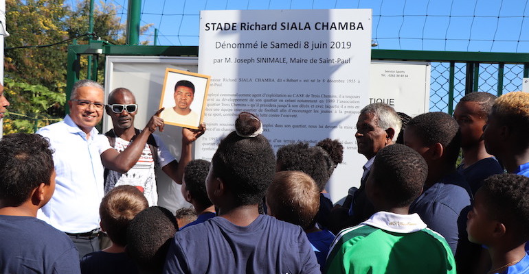 Le terrain de football de Trois-Chemins s’appelle dorénavant le “Stade Richard Siala-Chamba”