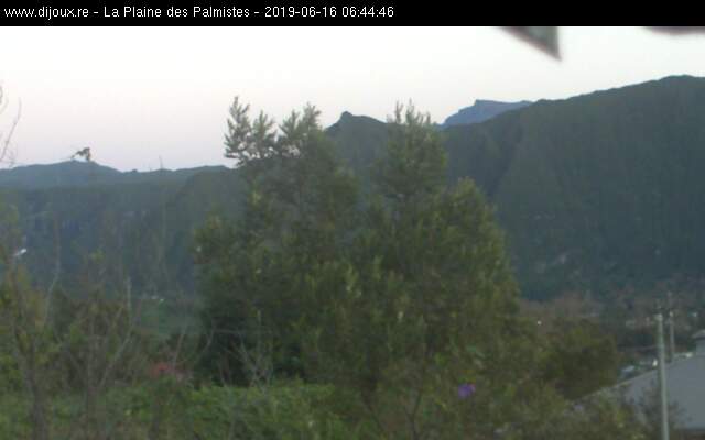 6h44: le jour se lève à la Plaine des Palmistes. Le Piton des Neiges est bien visible en arrière plan. http://www.dijoux.re/