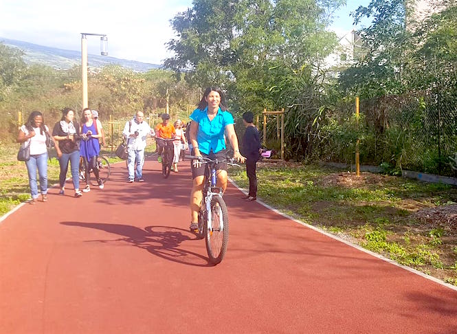 À vélo, Vanessa Miranville promeut la mobilité douce