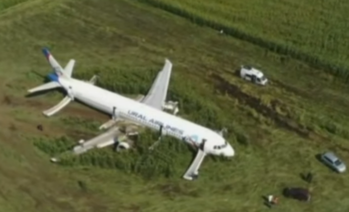 Russie : Un Airbus se pose en catastrophe dans un champ après avoir avalé des oiseaux