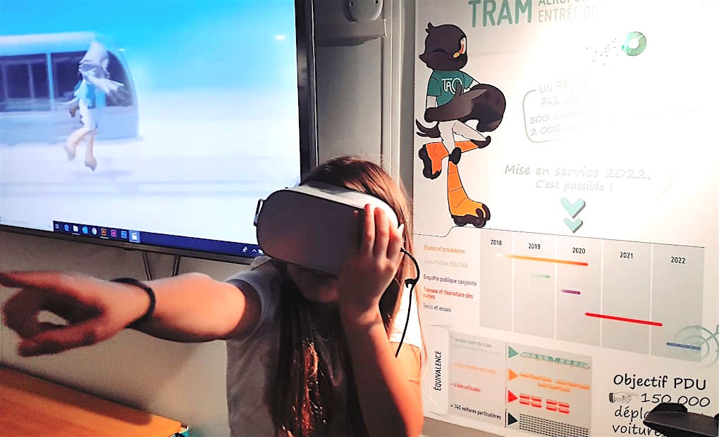 Des casques de réalité virtuelle permettent de tester le tram avant d'y mettre les pieds
