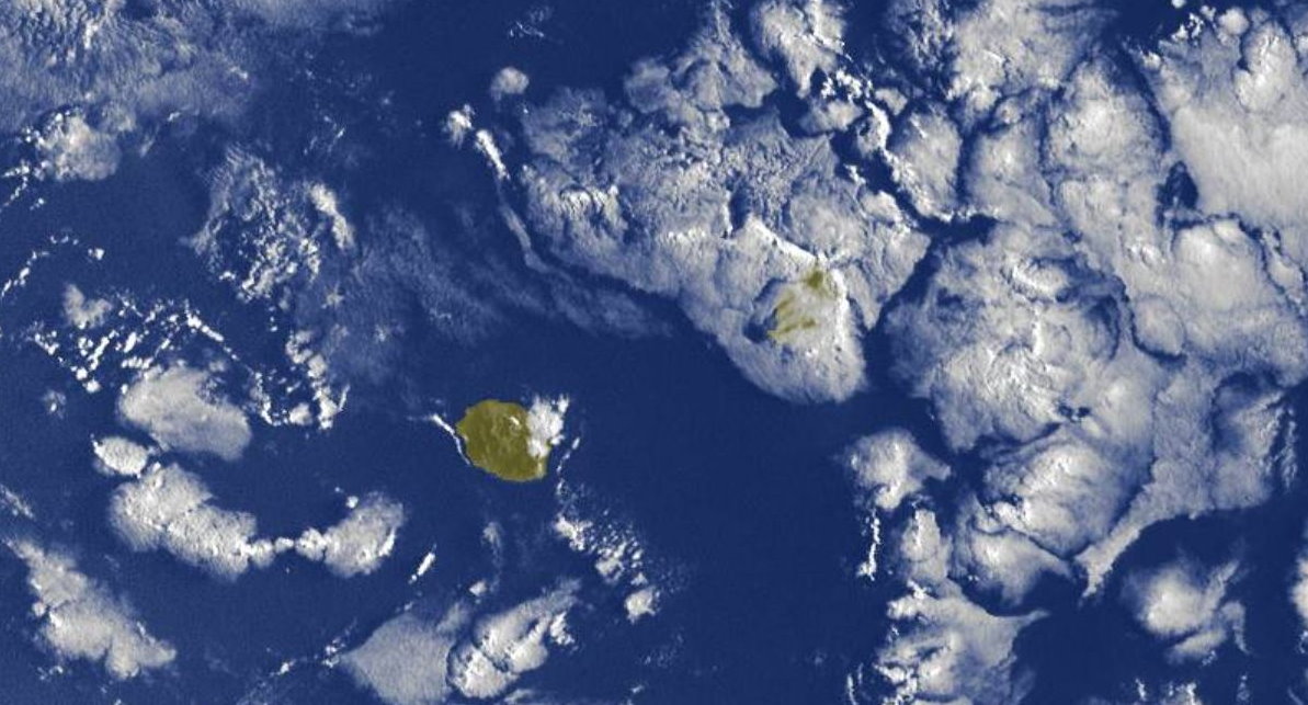 7h15: ce matin les nuages d'alizé avec un peu d'humidité concernent surtout Maurice alors que la Réunion se trouve dans une zone assez dégagée.