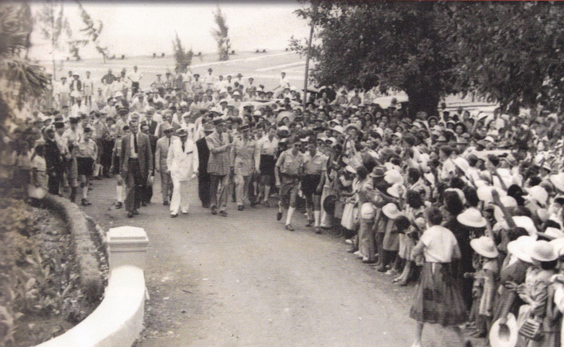 Le général de Gaulle marche en direction de la préfecture et salue une foule compacte (collection Michel Chung-Poo-Lun dans C’était hier de Daniel Vaxellaire, édition Orphie)