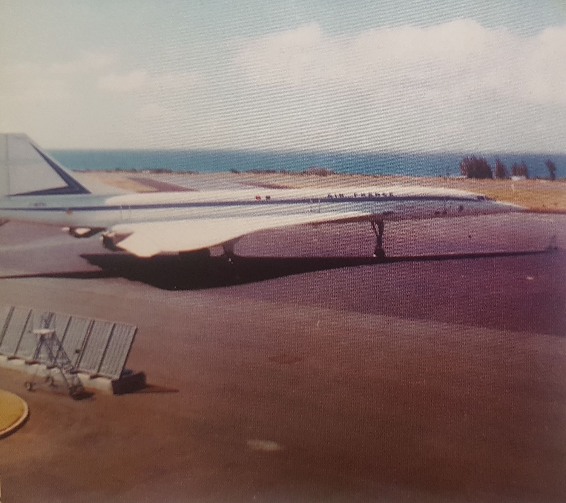 L’événement est double en 1976 : Les Réunionnais voient atterrir le Concorde Air France à bord duquel a pris place Valéry Giscard D’Estaing