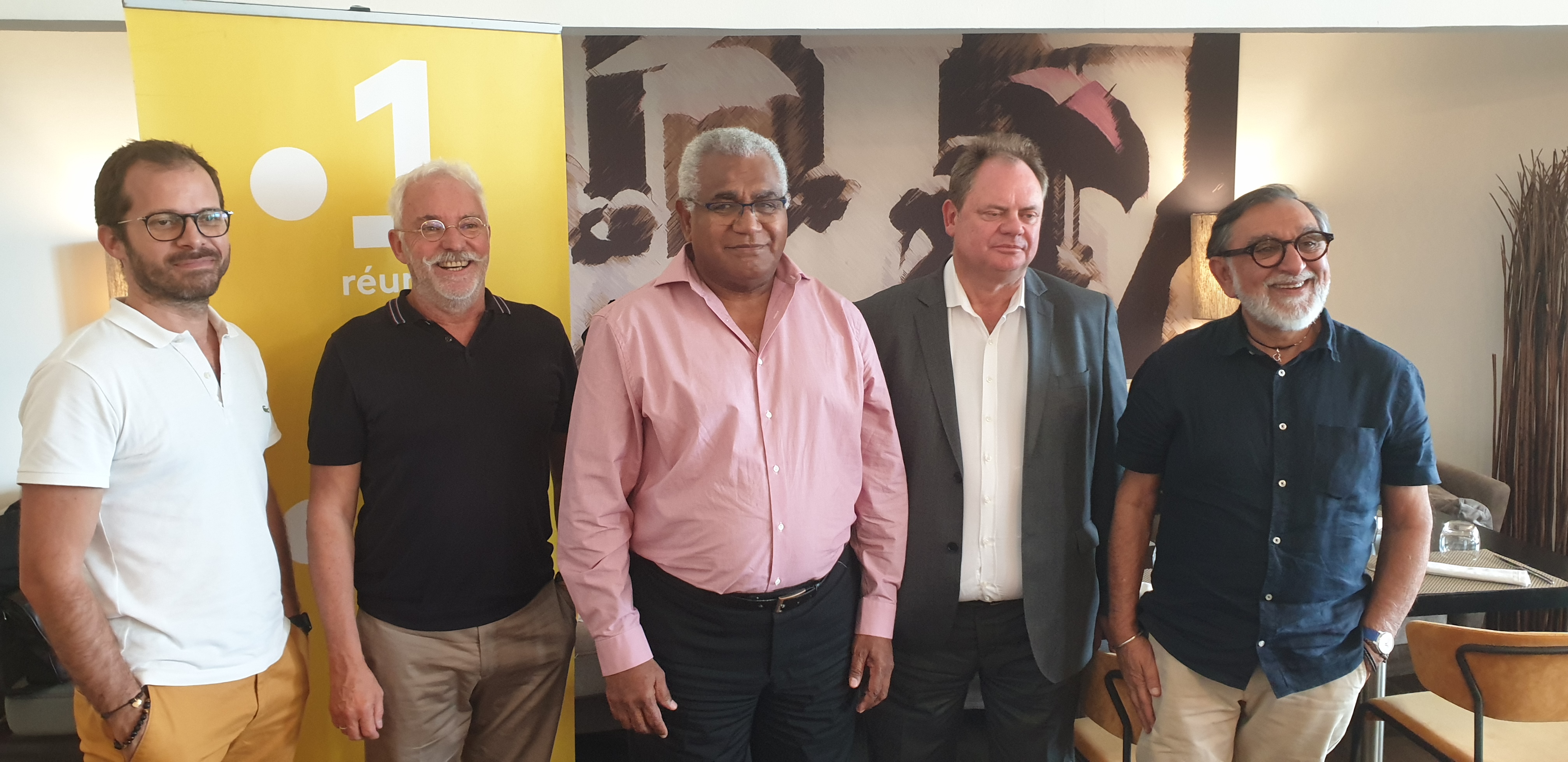 De gauche à droite : Guillaume Hoair, rédacteur en chef de Réunion 1ère, Alain Rodaix, Walles Kotra, Yannick Letranchant et Gora Patel