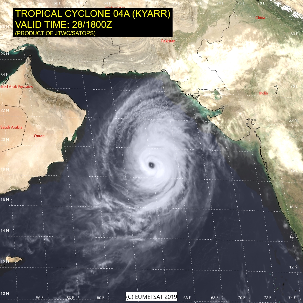 Sur le Nord de l'Océan Indien sur la Mer d'Arabie le Super Cyclone KYARR(04A) commence tout juste à s'affaiblir lentement. Des rafales de 280km/h sont encore estimées dans le mur de l'oeil. A 4heures ce matin il était centré à 990km à l'Ouest de Mumbai/Inde. Il se rapproche progressivement d'Oman. JTWC