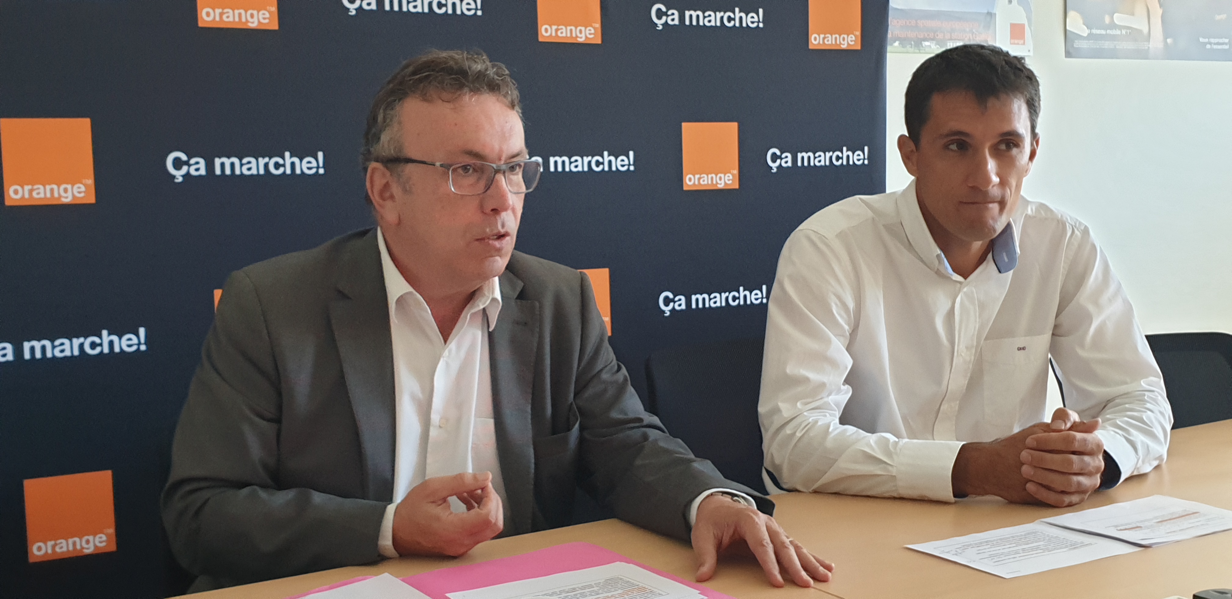Jean-Pierre Escalette, le directeur régional d'Orange (à gauche), aux côtés d'Eric Grand, le directeur technique