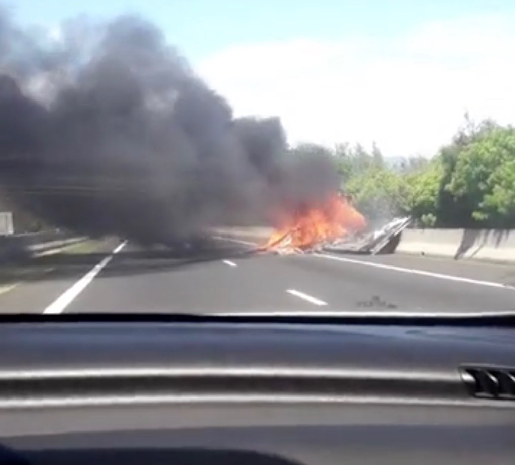 📷 Un camion en feu sur la 4 voies de l’Étang-Salé