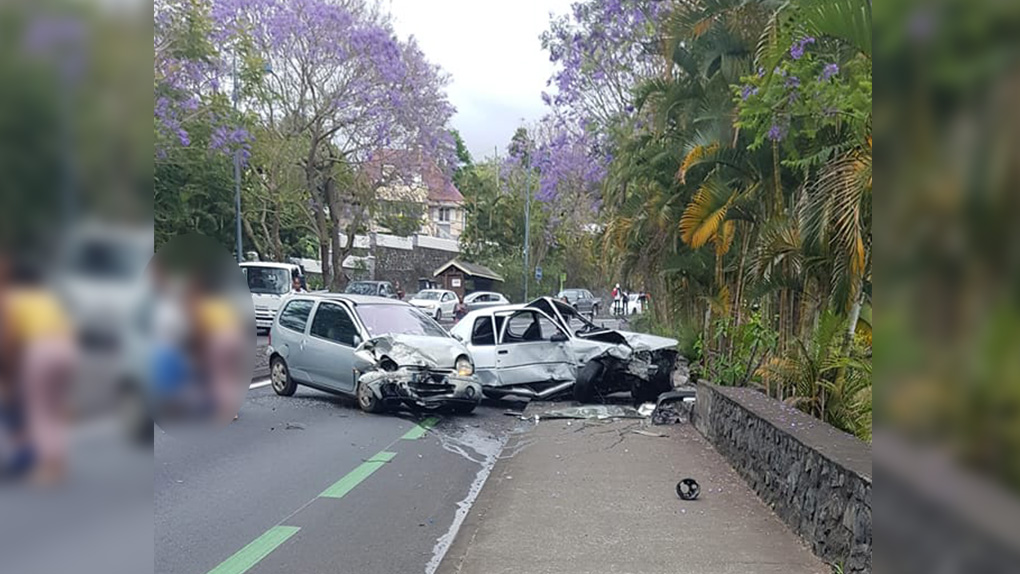 Le Tampon : Violente collision entre deux voitures