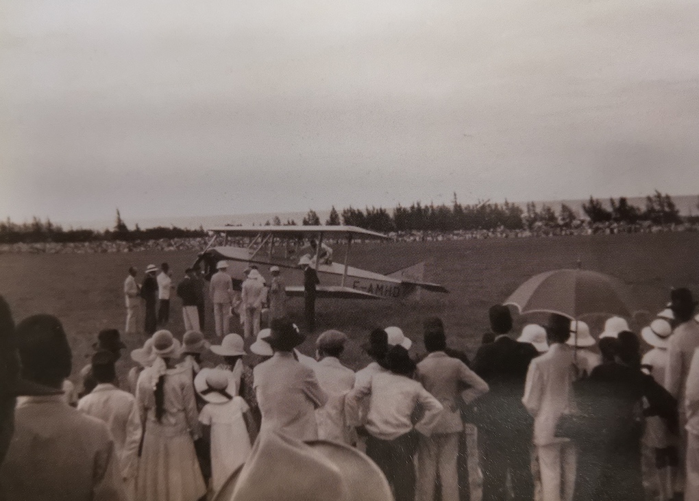 La foule venue nombreuse admirer les premiers petits appareils volants qui se posent à La Réunion, comme ici en mars 1935 avec un biplan (collection Charles Branlat dans C'était hier, volume 1, de Daniel Vaxelaire, éditions Orphie)